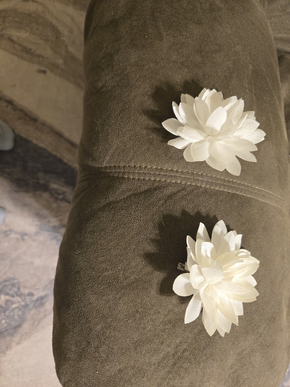 White Decorative Flower Hair Clips - Set of 2